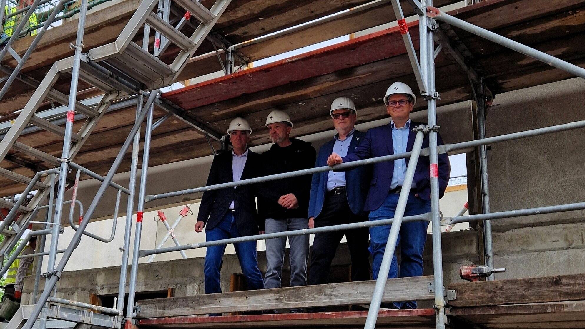  Besuch des Bürgermeisters Sascha Solbach im Baugebiet an der Kolpingstraße. 