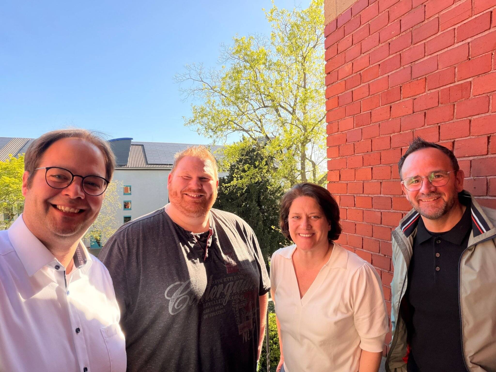  Von links: Benedikt Obst, Präsident des Heimatvereins Hochneukirch, Jens Jagdfeld, Präsident des Bürgerschützen- und Heimatvereins Jüchen, Landrätin Katharina Rheinhold und Dirk Weidemann, Präsident der Dorfgemeinschaft Otzenrath-Spenrath.  