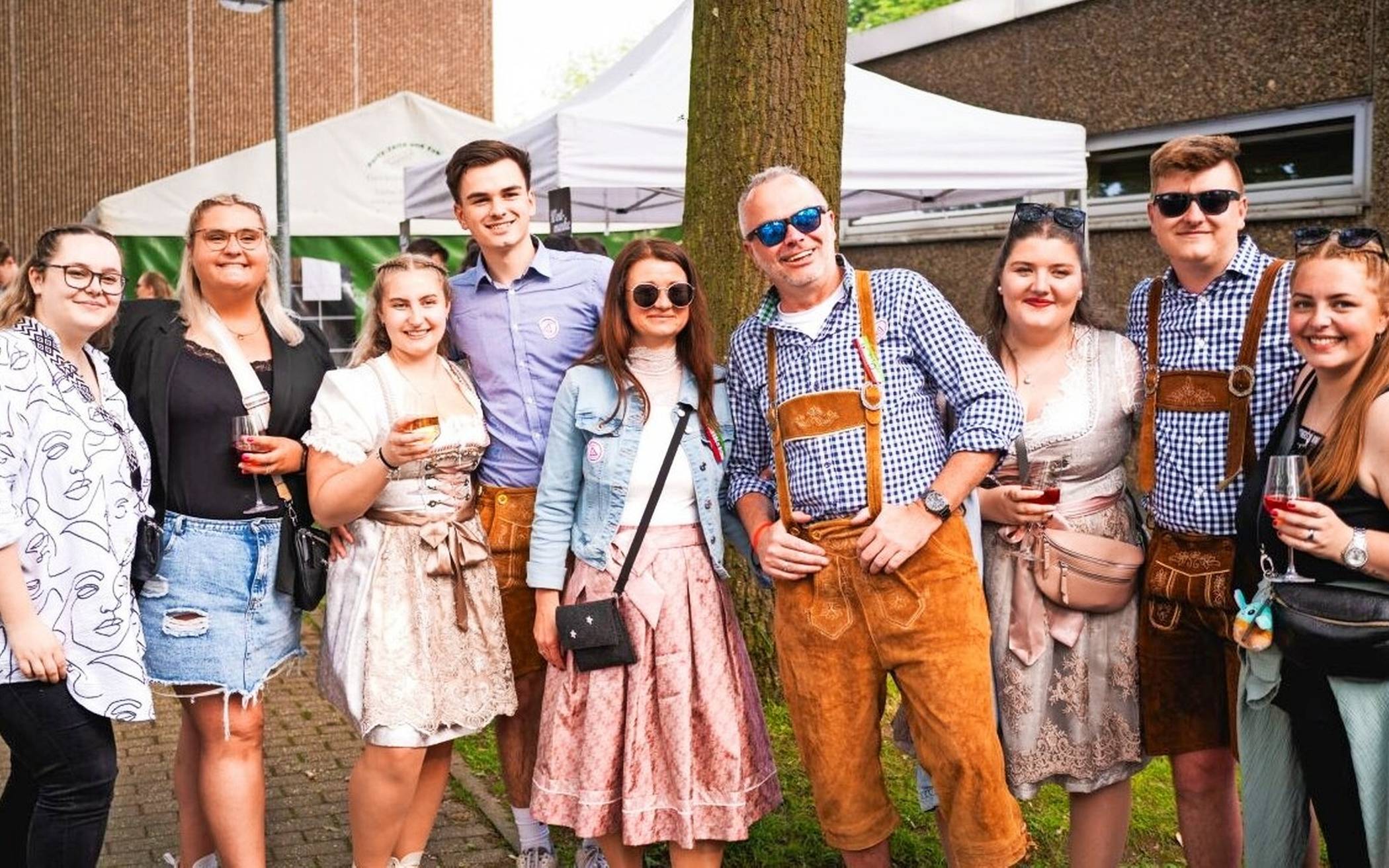 Das amtierende Königspaar mit seinem Hofstaat war schon im vergangenen Jahr auf der Wiesn präsent und bestens gelaunt.