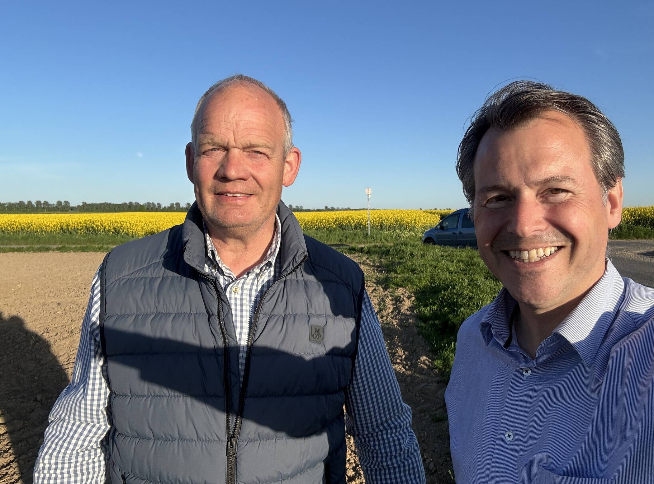 Bernd Olligs und Harald von Canstein vor dem Olligschen Zuckerrüben-Feld in Rommerskirchen.
