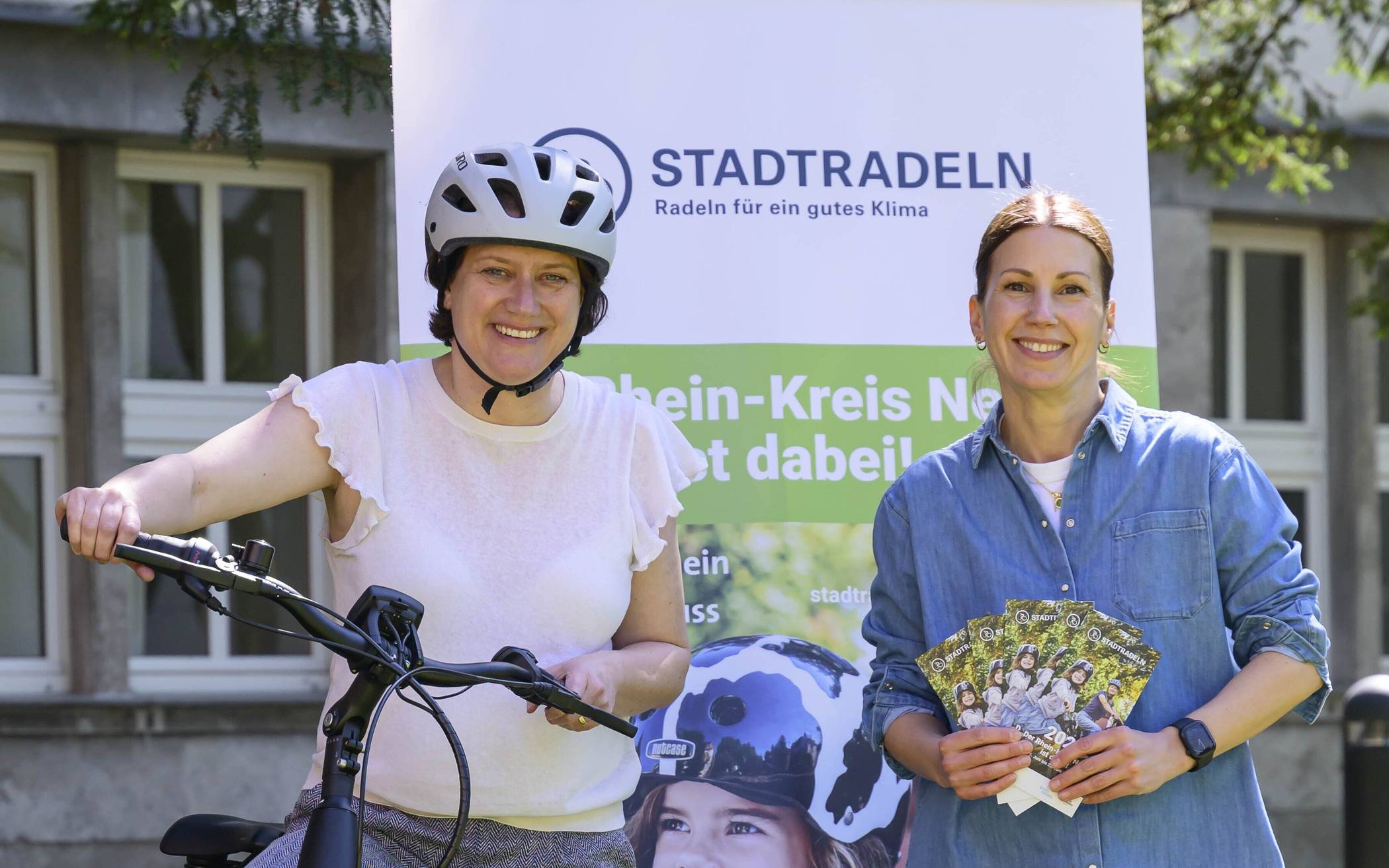 Landrätin Katharina Reinhold (links) und Sabine