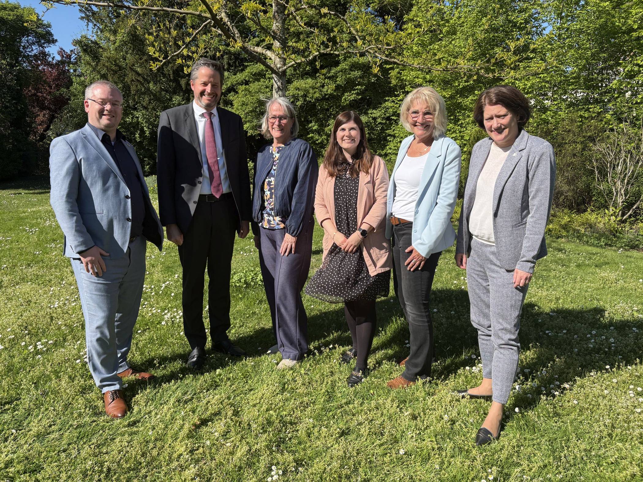  Bürgermeister Philipp Sieben (Jüchen), Bürgermeister Christian Bommers (Meerbusch), Bettina Schüren (Leiterin der Stadtbibliothek Meerbusch), die Autorinnen Alina Gries und Heidi Leenen, Landrätin und Schirmherrin Katharina Reinhold.  