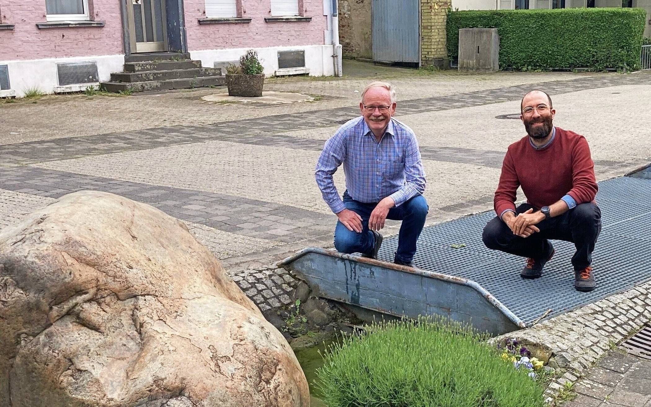 Harry Marquardt und Christian Platz am „Bächle“: Kommen die Kaulquappen aus dem Gillbach?