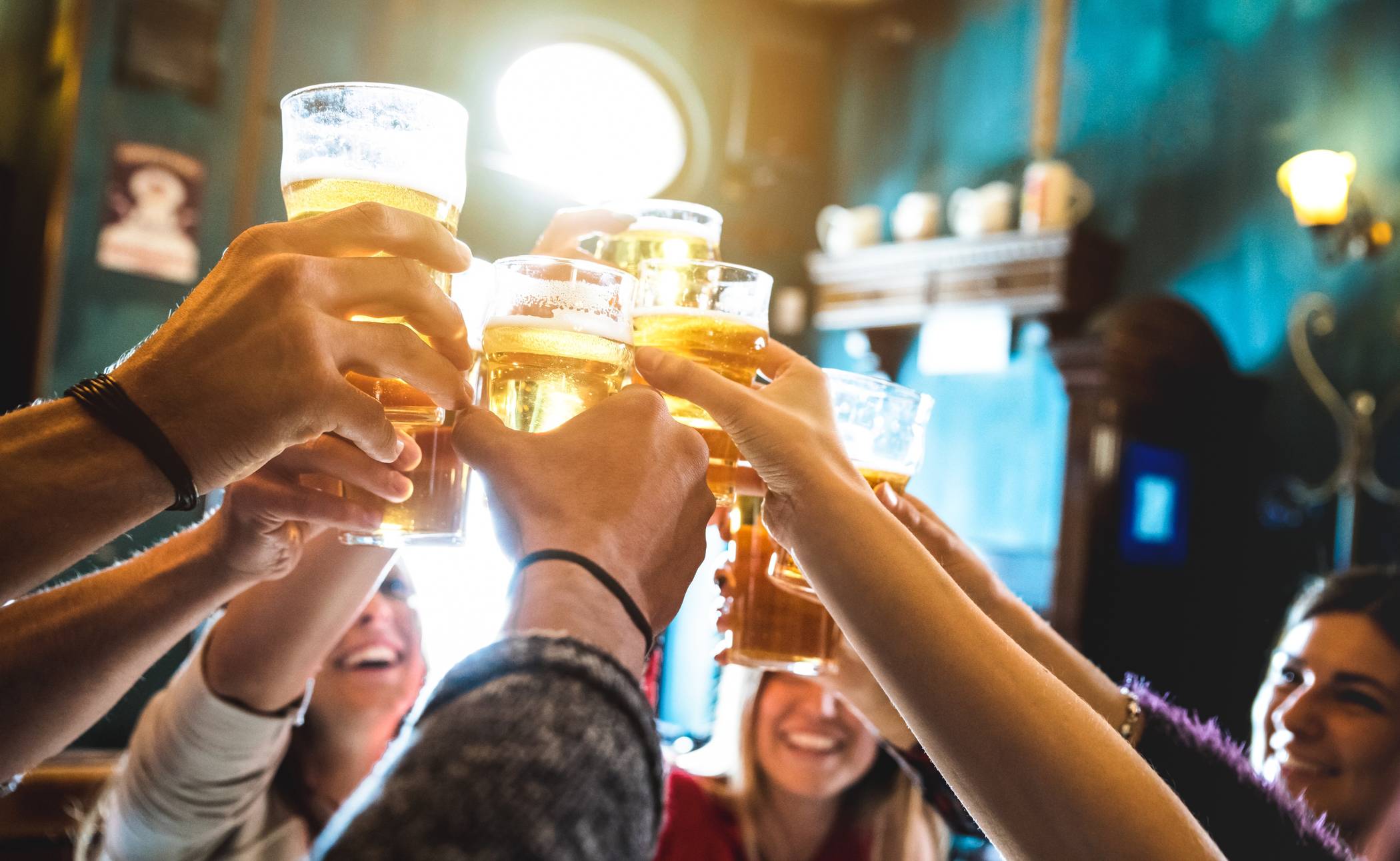Auch wenn der regelmäßige Alkoholkonsum bei Kindern und Jugendlichen kontinuierlich leicht zurückgeht, greifen sie besonders an den Schützenfesttagen vermehrt zur Flasche. Aus diesem Grund weist das Jugendamt des Rhein-Kreises auf die Jugendschutzbestimmungen hin.