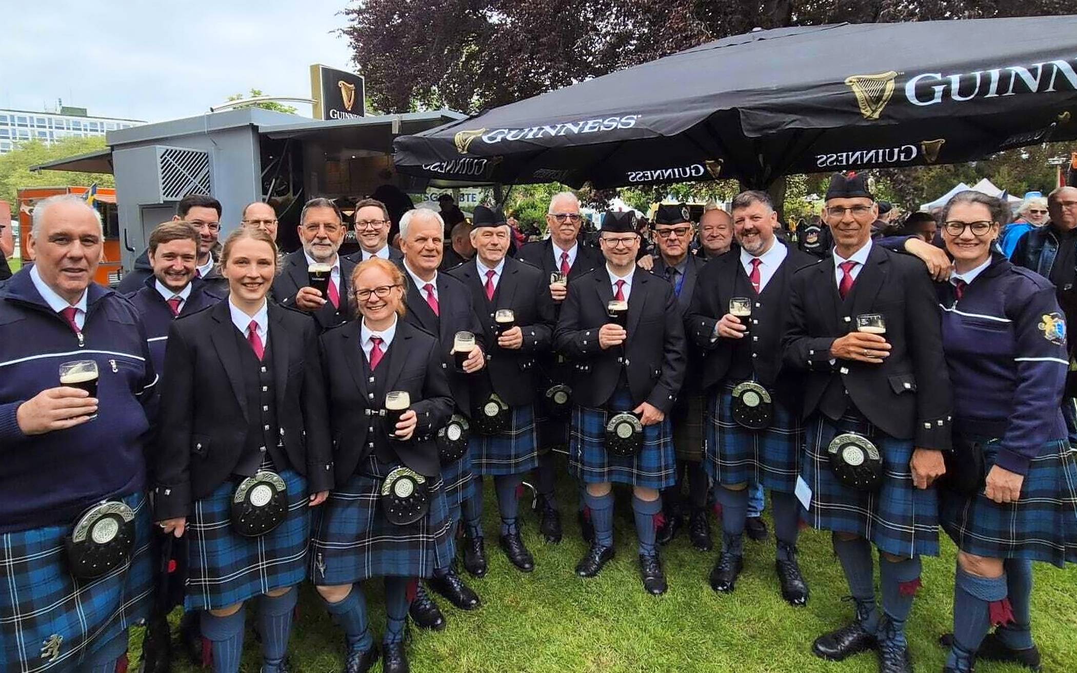 Die „Erft-Area Pipes & Drums“ holten
