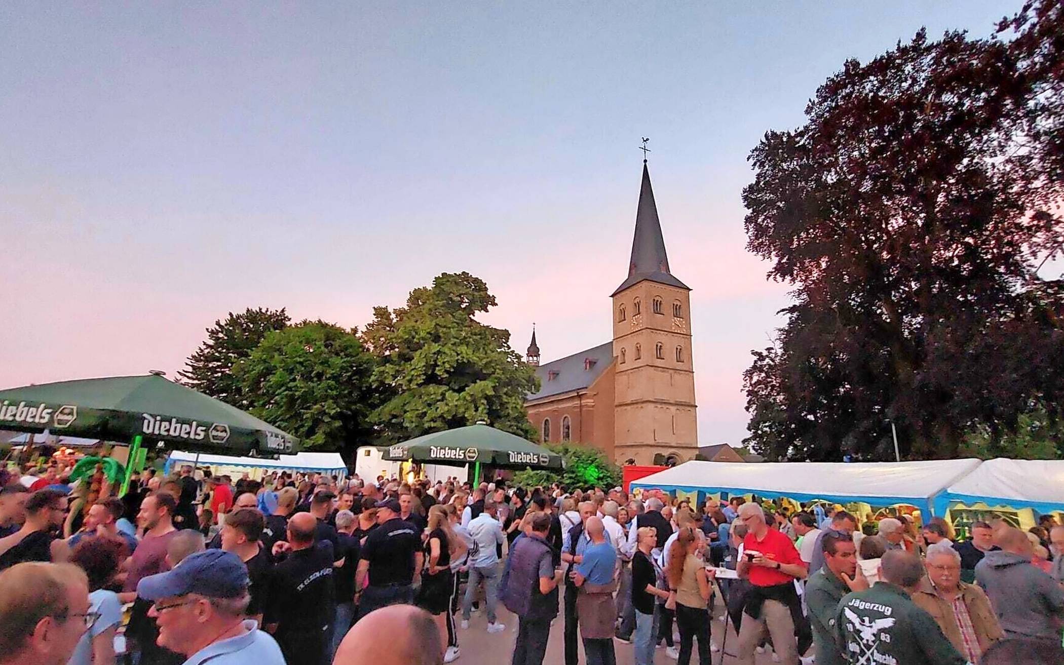 Das große und traditionsreiche Biwak im Schatten des Elsener Kirchturms.