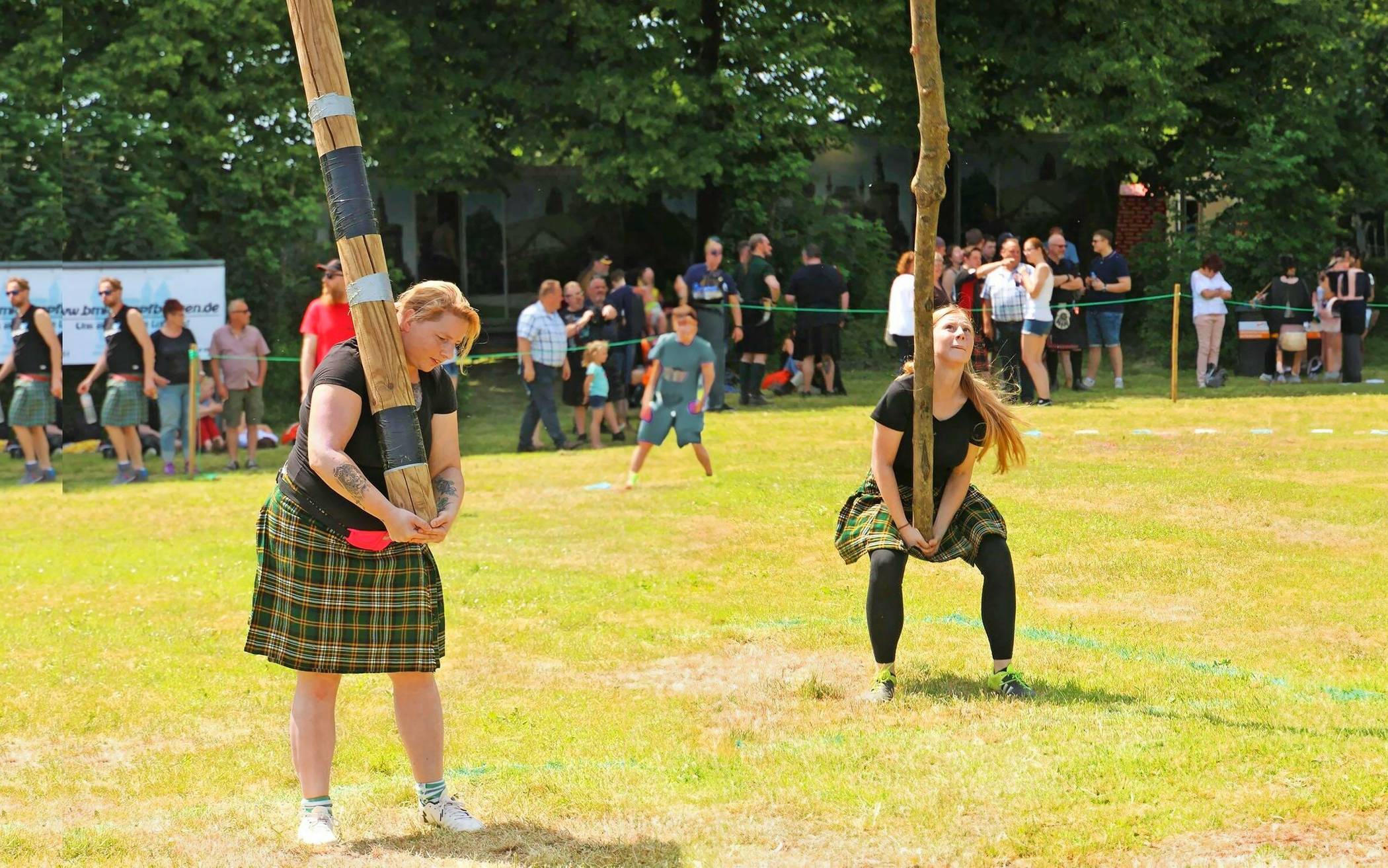  Baumstamm-Weitwurf gehört zum festen Programm. Auch für die Mädels. 