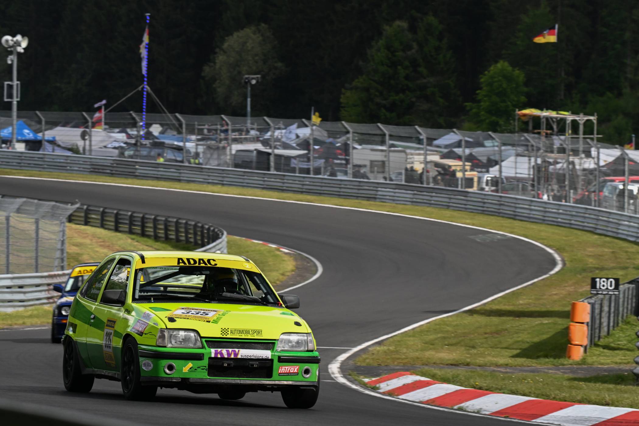  Tim Verhoeven (2. v. r.) mit seinem Team Verhoeven-Motorsport.   