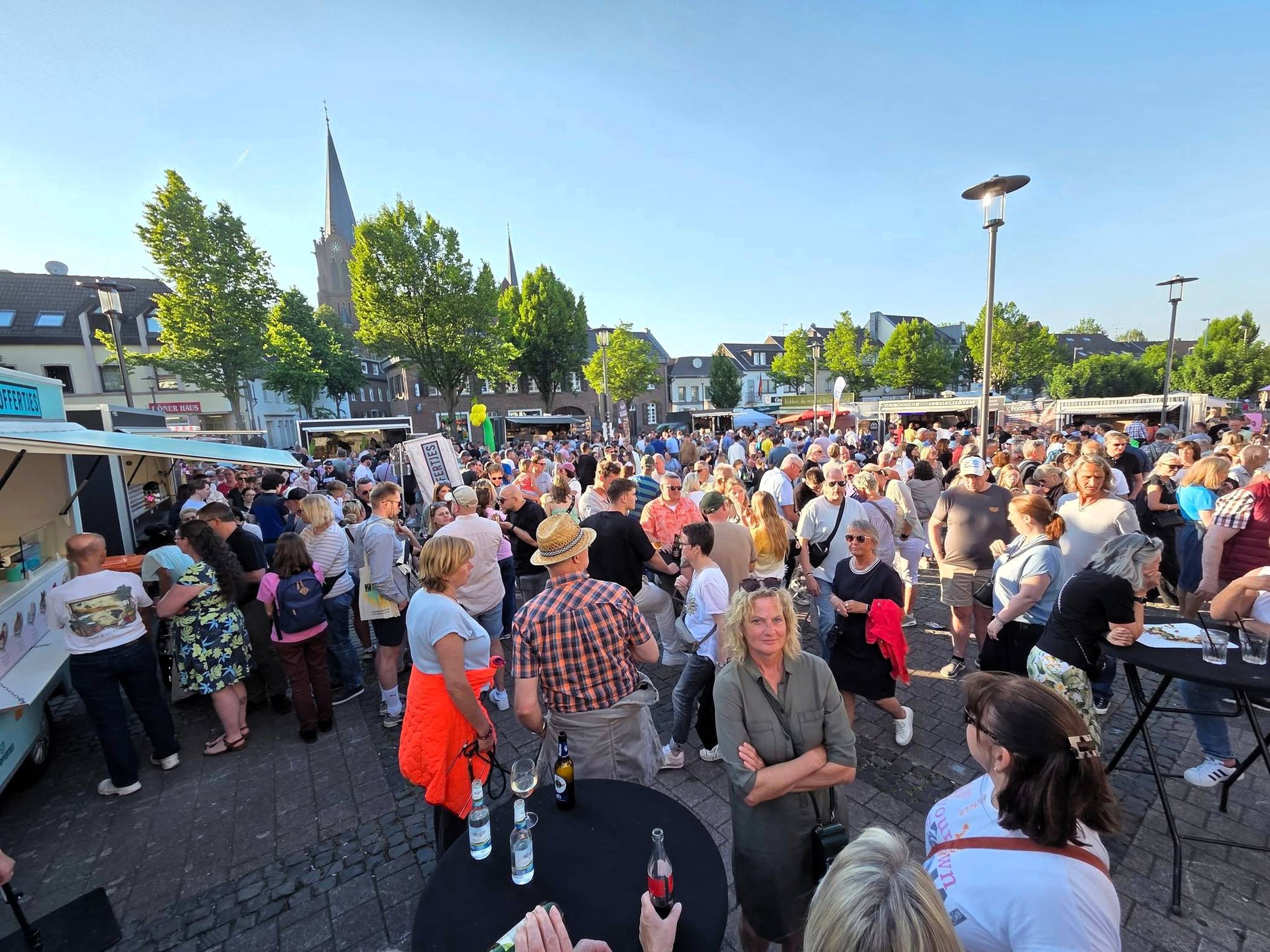 Der Streetfood-Feierabendmarkt lockt am Dienstag auf den Jüchener Markt. 