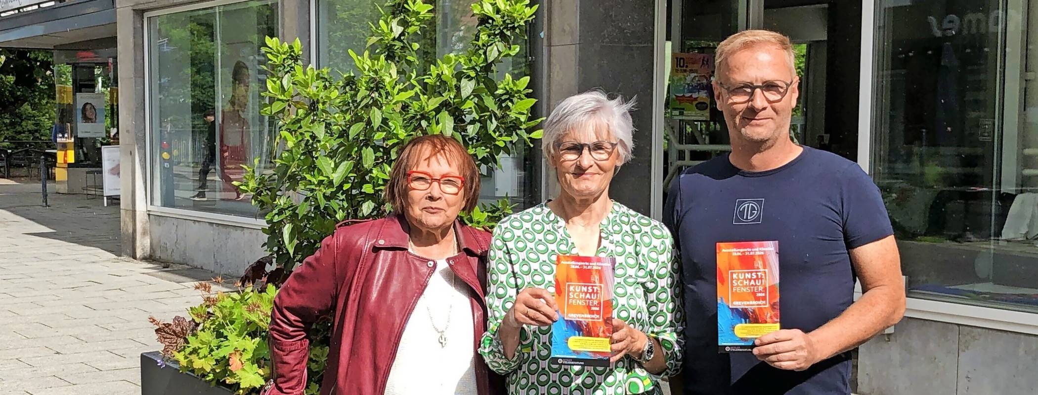  Ursula Gabler, Ulrike Oberbach und Thomas Geuer haben die 40 Künstler ausgewählt und in den Geschäften platziert.    