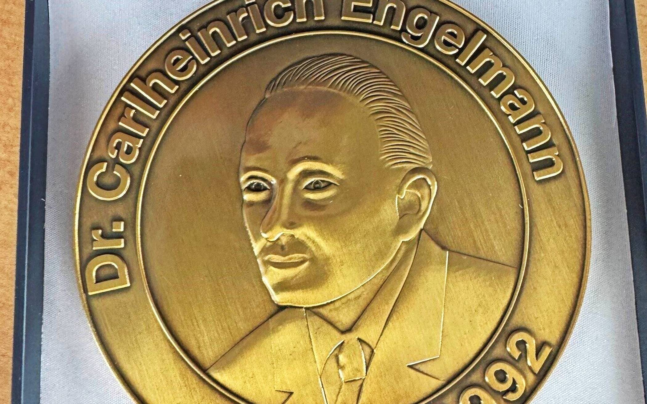  Bürgermeister Dr. Martin Mertens besucht Wissenschaftlichen Geflügelhof in Sinsteden und erhält höchste Auszeichnung des BDRG 