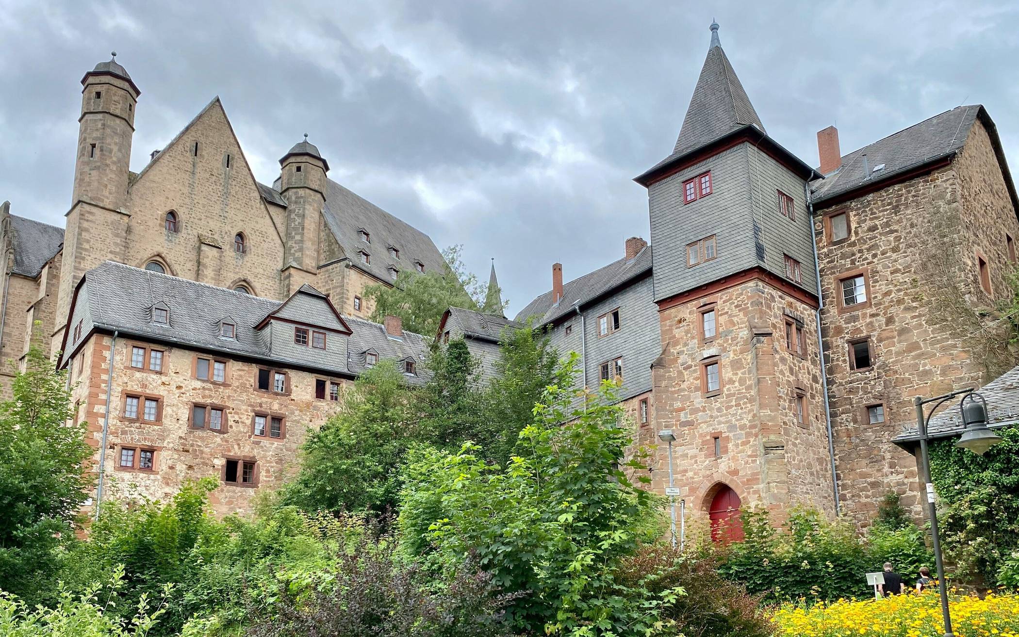 Wie gelingt es Marburg, mittelalterlichen Charme und pulsierendes Studentenleben zu vereinen?
