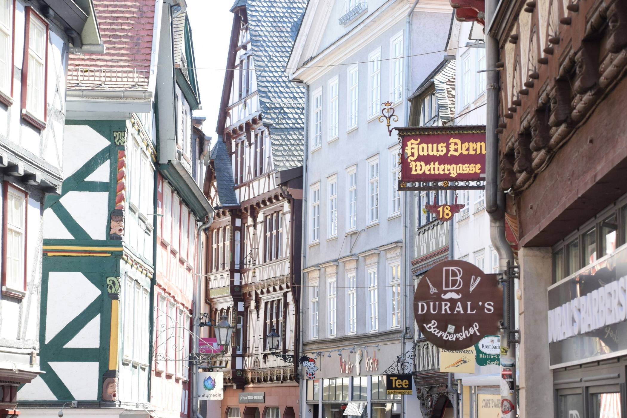 Wie gelingt es Marburg, mittelalterlichen Charme und pulsierendes Studentenleben zu vereinen?