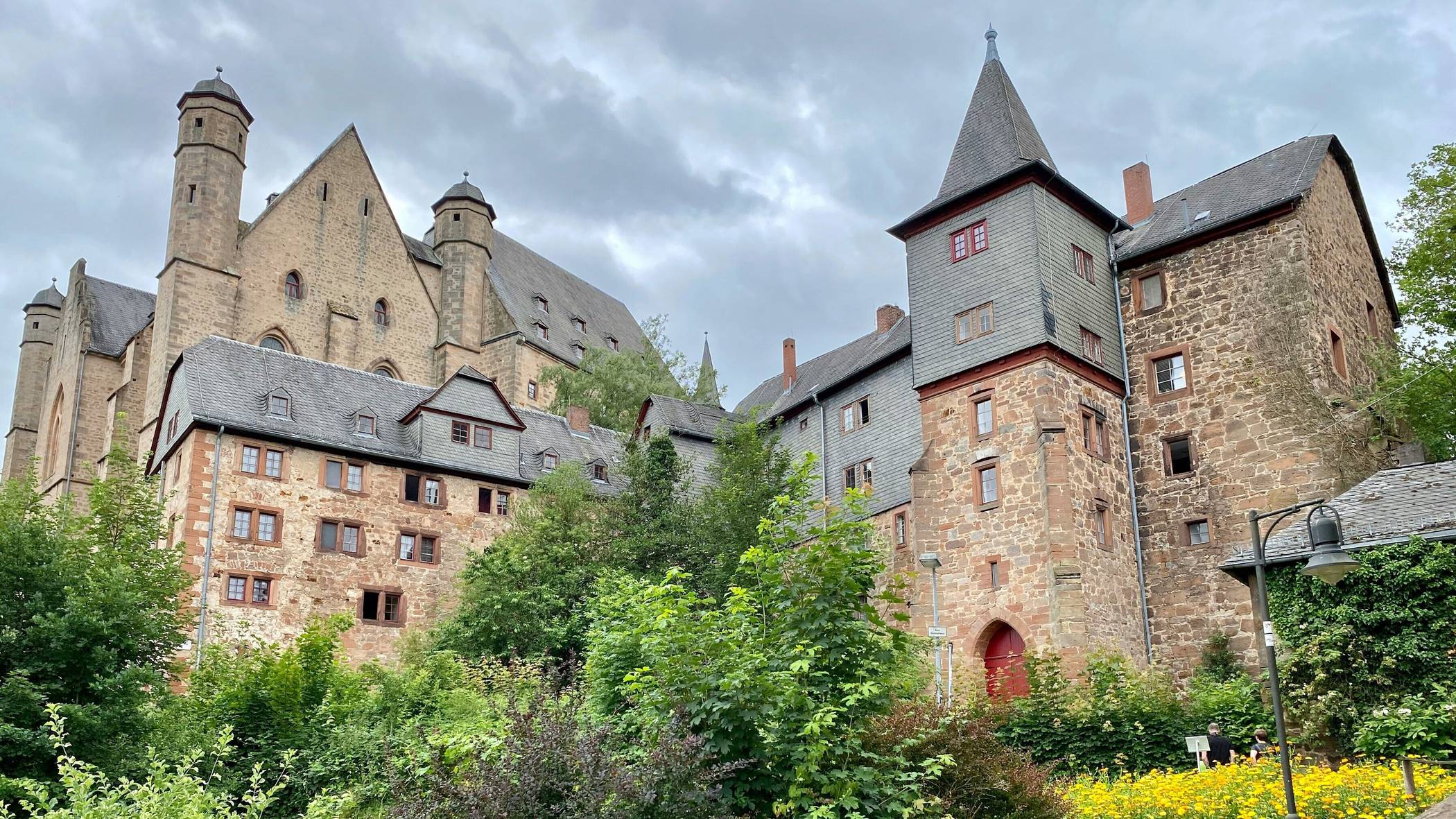 Wie gelingt es Marburg, mittelalterlichen Charme und pulsierendes Studentenleben zu vereinen?