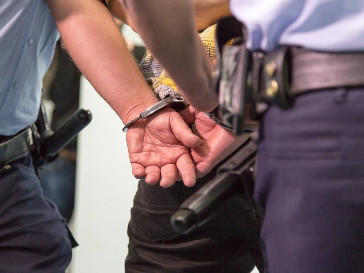 Verdächtiger schwimmt vor Polizei weg