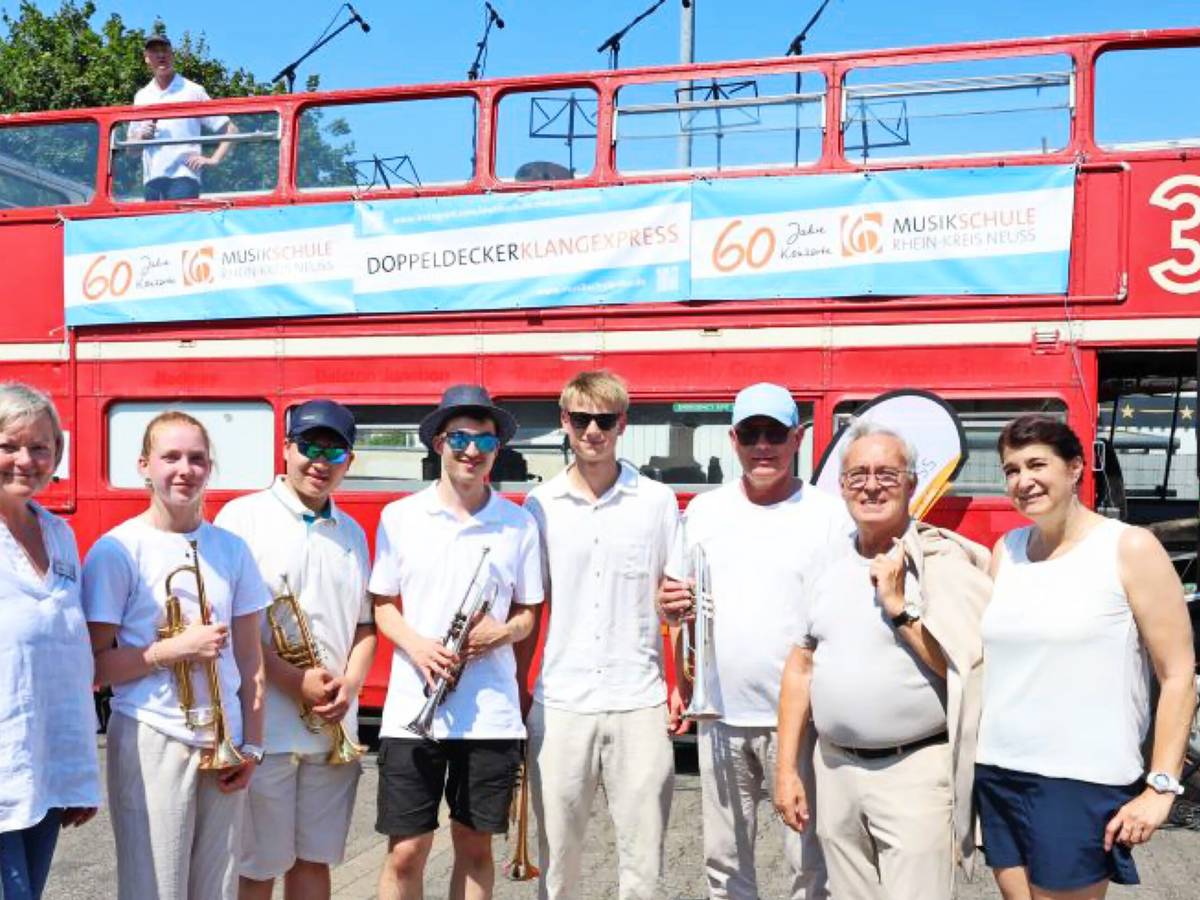 Doppeldecker-Klangexpress tourte durch den Kreis