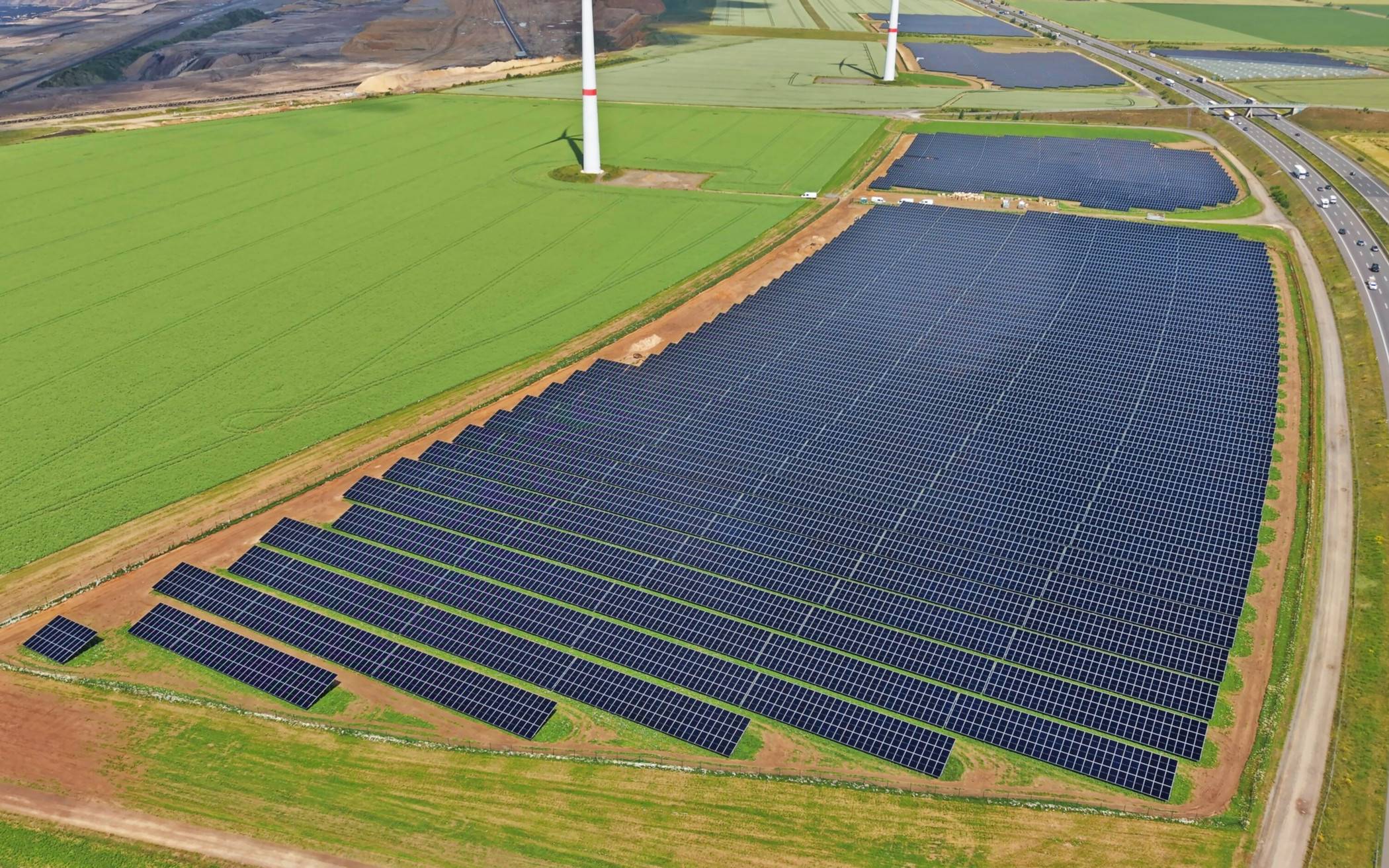 RWE erweitert Solarprojekt und baut Batteriespeicher