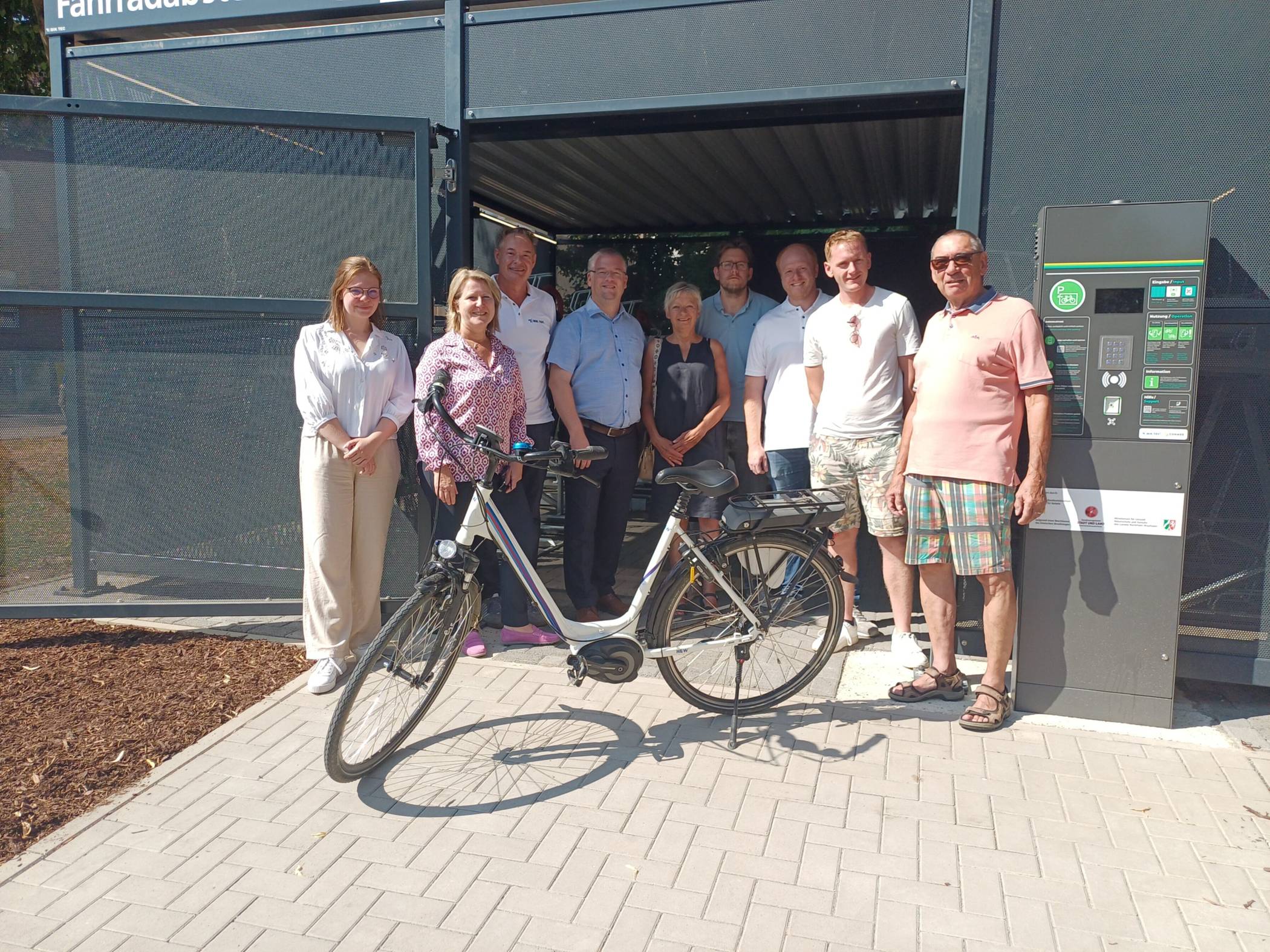  Von links: Isabelle Heidbüchel (Stadt Jüchen), Sabine Janclas (Stadt Jüchen), Bernd Kloes (Geschäftsführer BIK TEC GmbH), Bürgermeister Philipp Sieben, Angelika Herten-Schmitz (Ratsmitglied), Maximilian Hampel (Stadt Jüchen), Daniel Wehe (Projektleiter BIK TEC GmbH), Torben Reipen (Sachkundiger Bürger) und Franjo Herten (Radfreunde Jüchen).  
