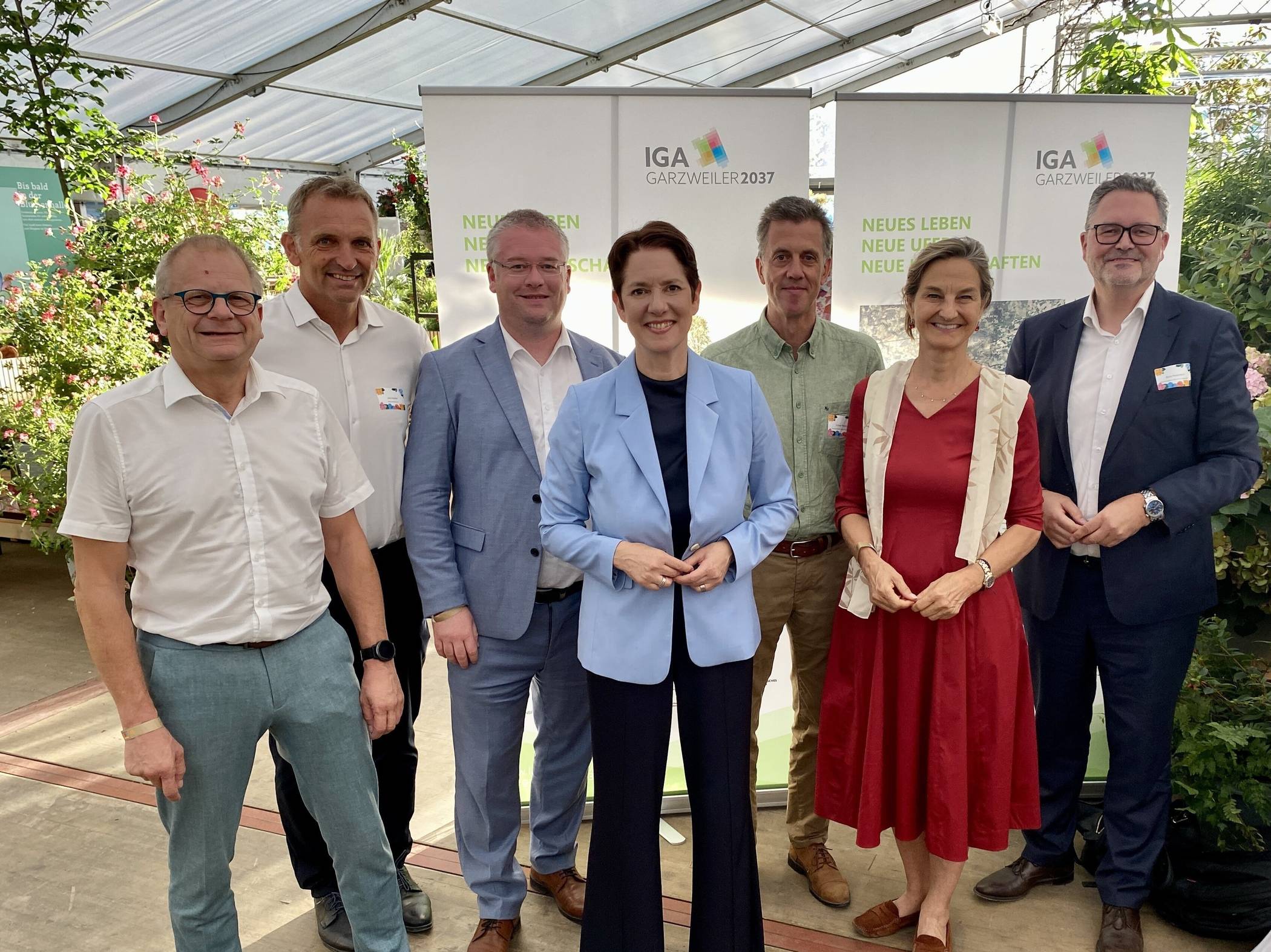  Beim Austausch mit NRW-Landwirtschaftsministerin Silke Gorißen (Mitte) am Stand der Internationalen Gartenausstellung IGA 2037 waren (von rechts) Bodo Middeldorf von der Zukunftsagentur Rheinisches Revier, Landtagsabgeordnete Dr. Patricia Peill, Volker Mielchen (Zweckverband LANDFOLGE Garzweiler), Bürgermeister Philipp Sieben, Jens Spanjer (Stiftung Schloss Dyck) sowie Landtagsabgeordneter Thomas Schnelle dabei. 
