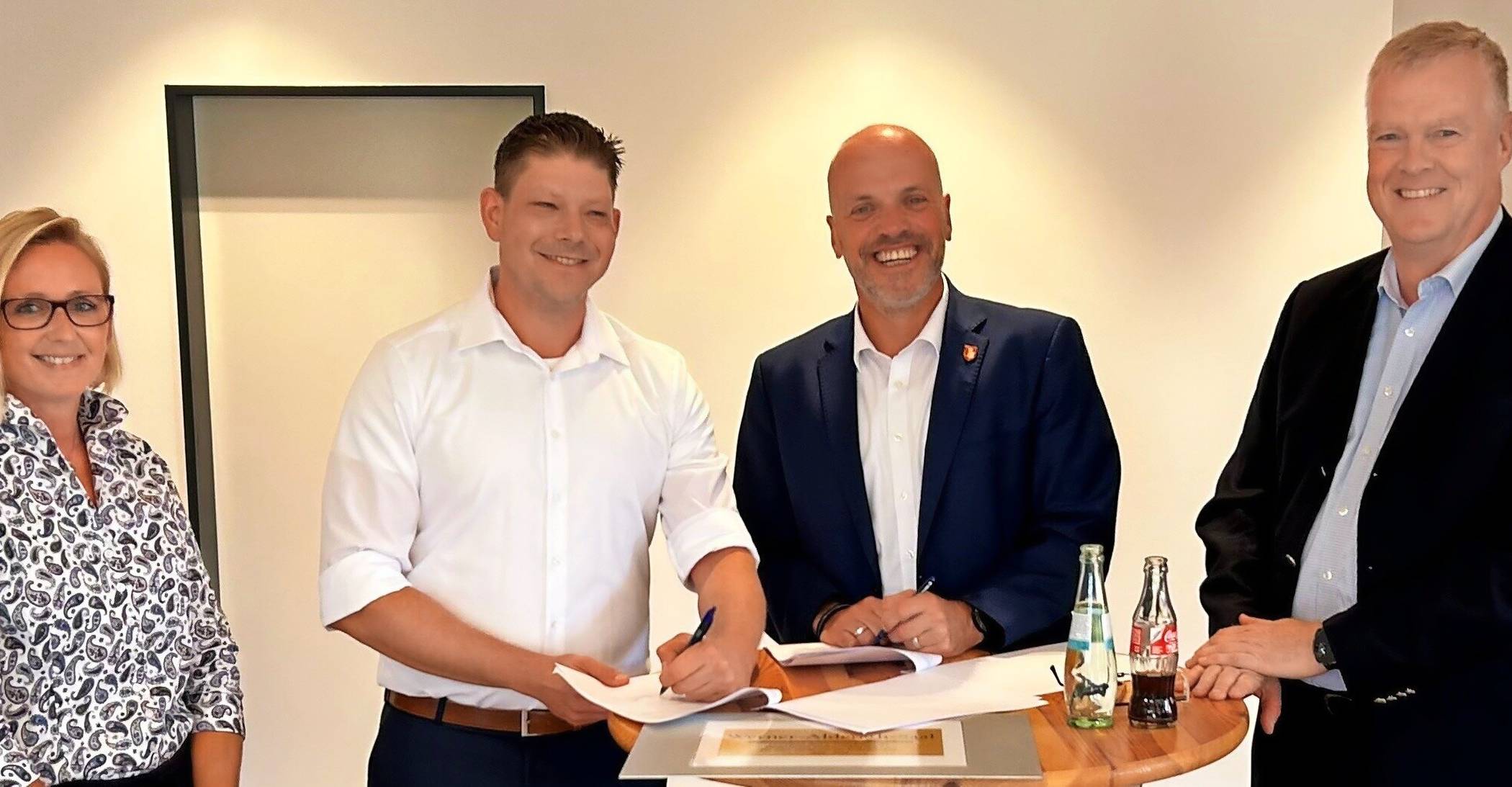 Bei der Vertragsunterzeichnung: Michaela Poschen (Stadtbetriebe Grevenbroich AöR), Andreas Gabe (1. Vorsitzender Bürgerverein Frimmersdorf 1913), Bürgermeister Klaus Krützen und Erik Schöddert (Leiter Bereich Immobilien, Bau und Projektentwicklung, RWE Power AG).   