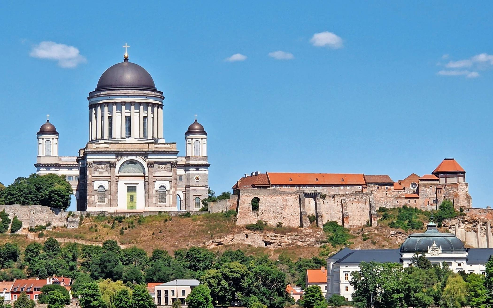  Neben unvergesslichen touristischen Eindrücken, wie dem Anblick des Esztergom, hat Petra Karbach-Parr auf ihrer Radtour auch einige inspirierende Erfahrungen zum Thema „Umgang mit der Sommerhitze“ gemacht zum Beispiel mit einer Abkühlstation in Dunakiliti.  