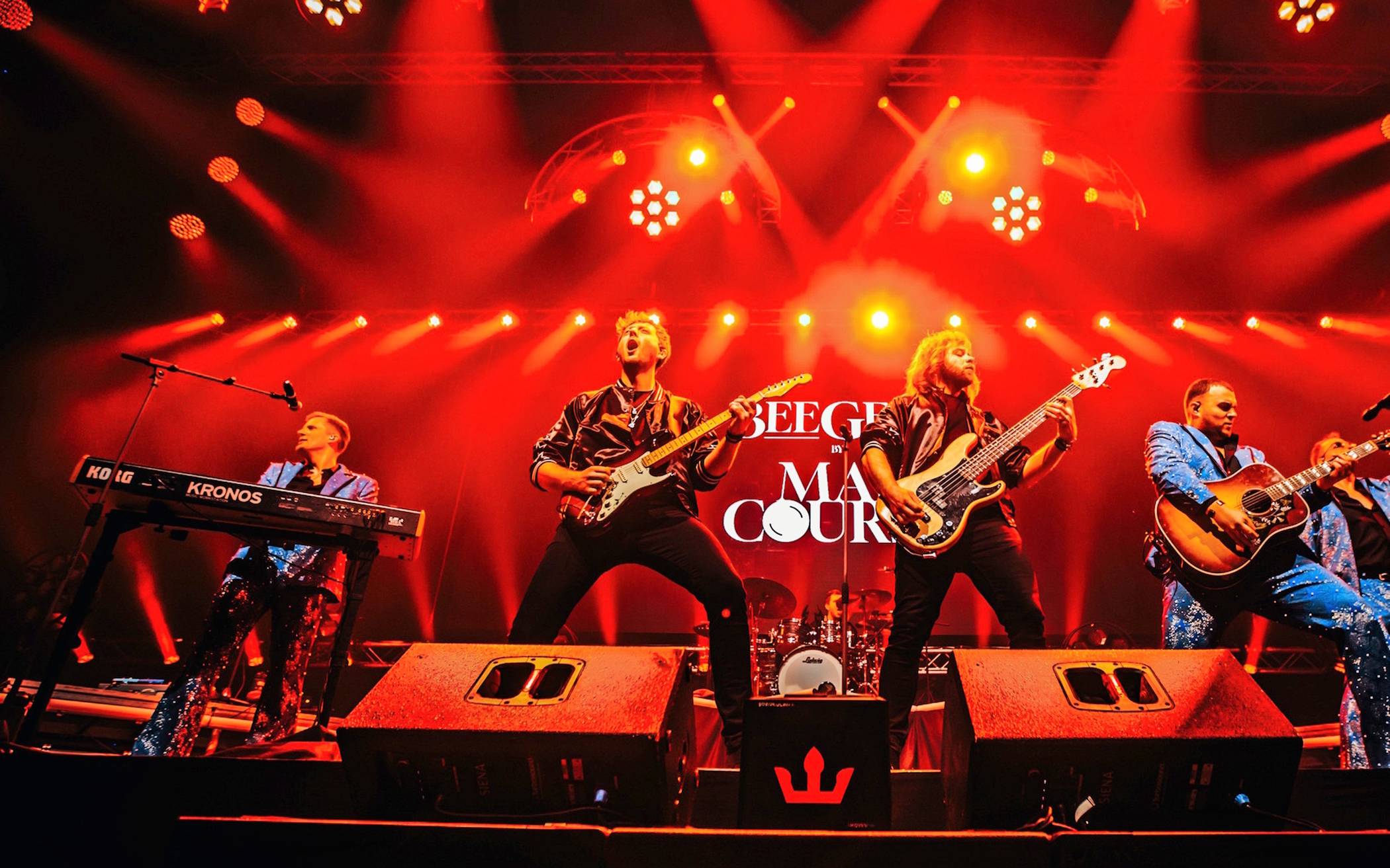 „Bee Gees by MainCourse“: Europas erfolgreichste Bee-Gees-Tribute-Band bringt die größten Disco-Hits der 70er- und 80er-Jahre als Top-Act der 18. Bedburger MusikMeile auf die Bühne.  