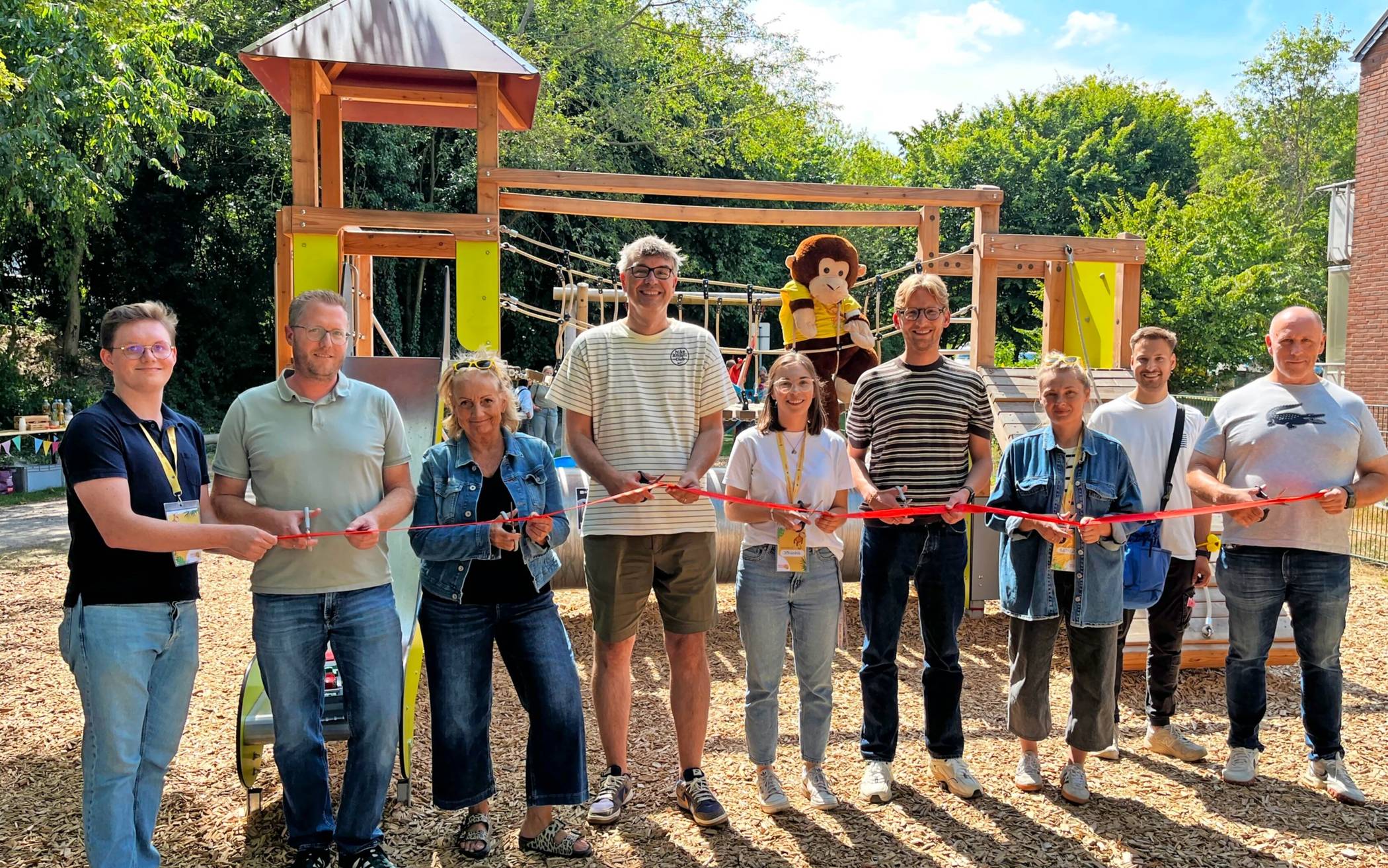 Spielplatz in Frimmersdorf am Bedburger Hüll feierlich eröffnet 