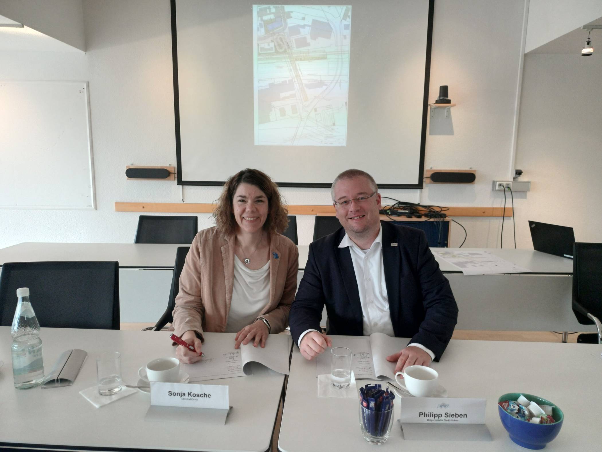 Sonja Kosche, Bahnhofsmanagerin BD InfraGo für den Raum Düsseldorf, und Bürgermeister Philipp Sieben unterzeichneten die Planungsvereinbarung.   