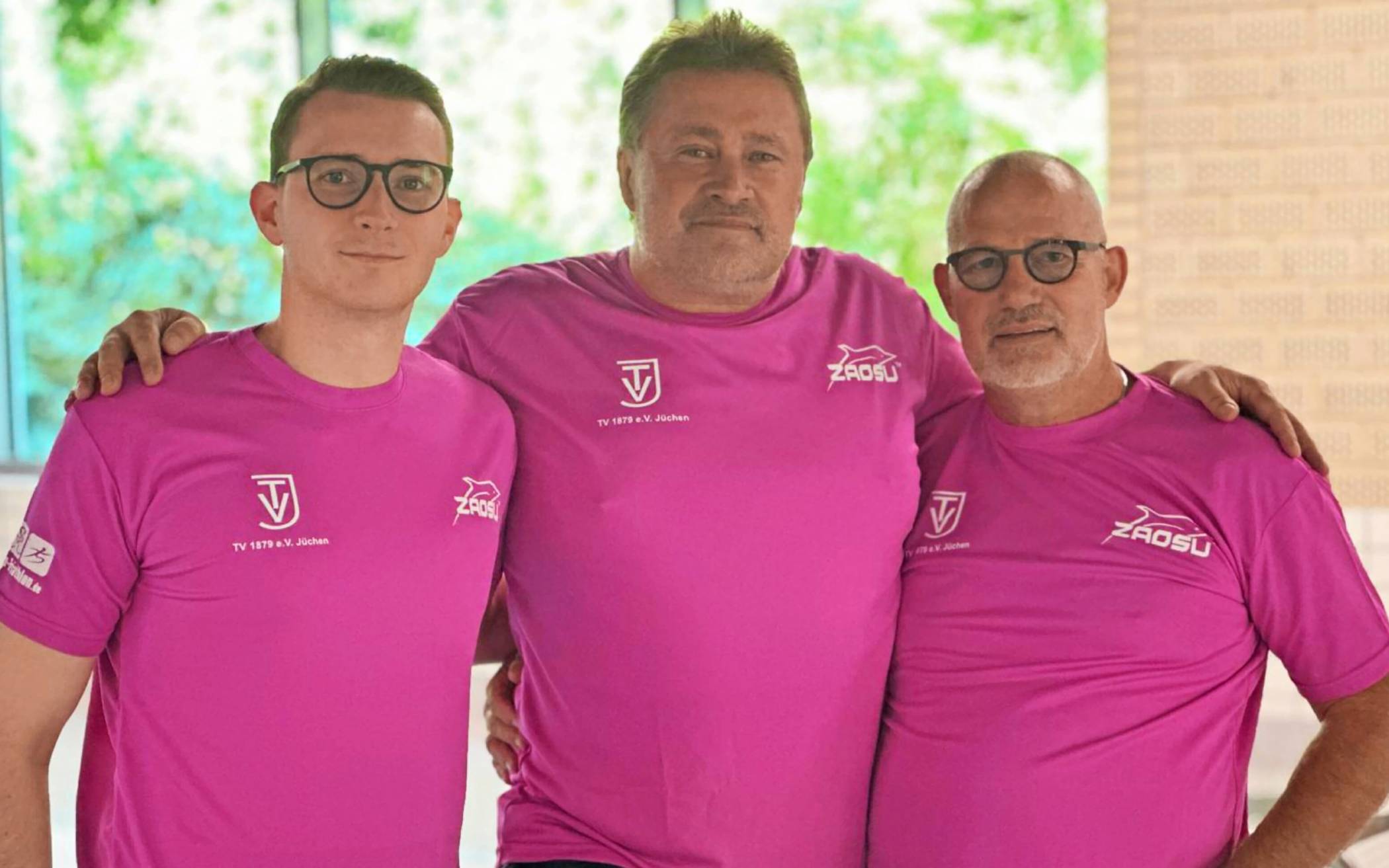  Von links: Marvin Müller, Abteilungsleiter Schwimmen, Bernd Lohr, 1. Vorsitzender TV Jüchen, und Itegrationscoach Dieter Polak freuen sich, dass das integrative Schwimmen so gut ankommt.  