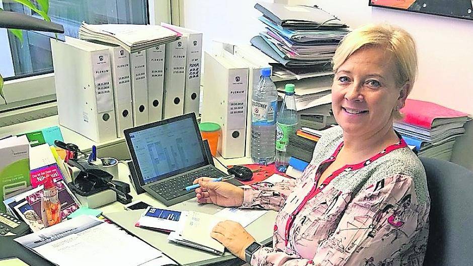  Die Schiene hindert Heike Troles nicht daran, sich für ihren Wahlkreis einzusetzen. 
