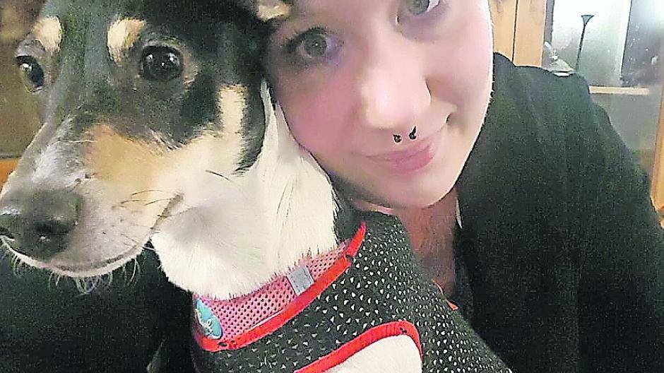  Jennifer Schumacher mit Terrier „Princess“. Die Hündin wurde in ihrem eigenen Gartzen vergiftet. 