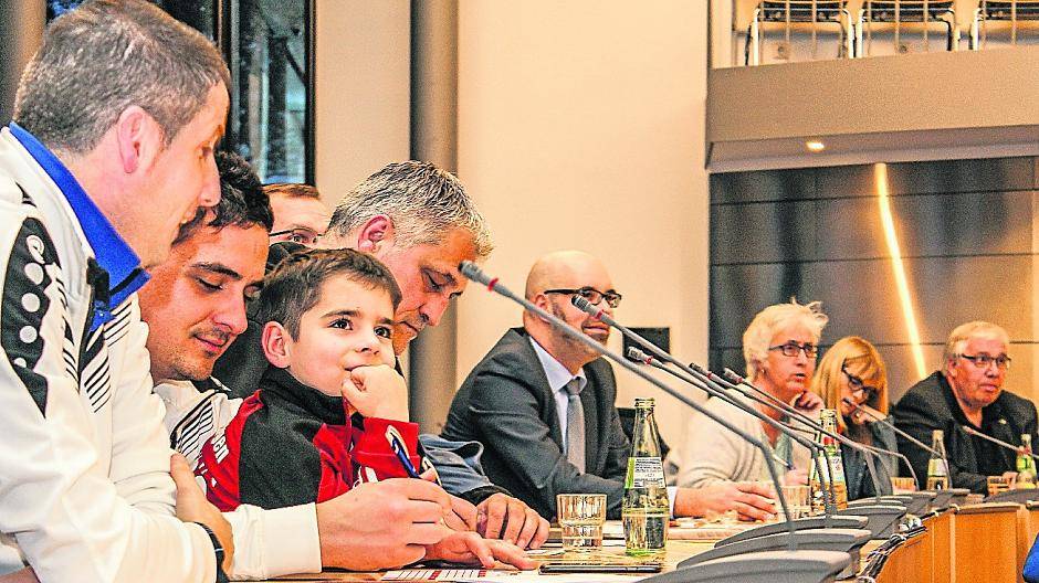  Vereinsvertreter und Sponsoren verfolgten am vergangenen Mittwoch Seit an Seit aufmerksam die Auslosung. 