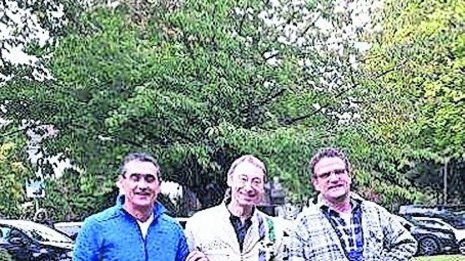  Mitunter wurden die Blumenzwiebeln zu blühenden Pictogrammen gepflanzt. Auch Heike Troles (MdL) verbuddelte „säckeweise“. Das rechte Bild stammt aus Elfgen. 