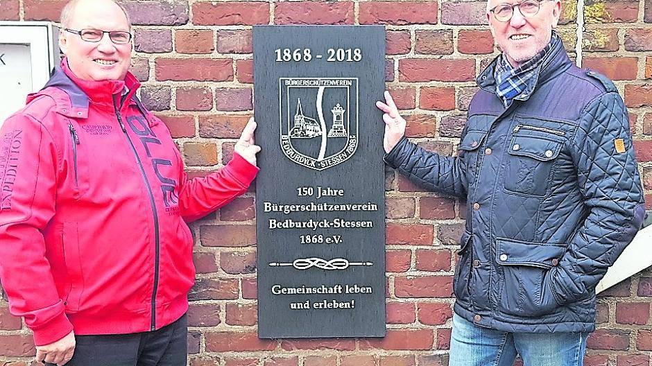  Franz-Hubert Ohmen und Richard Sachse präsentieren stolz eine Gedenktafel des Bürgerschützenvereins zum 150-jährigen Jubiläum. 