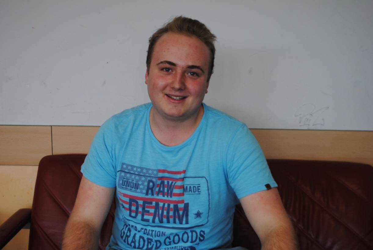  Simon Schulte (18, Damm): „Zum Feiern fahre ich immer nach Gladbach, Köln oder Düsseldorf. Die Schützen-Saison hier nehme ich komplett mit. Und wenn Damm eine eigene Kneipe hätte, dann würde ich da freitags sicher auch mal öfter sitzen. Es ist auch wichtig, dass so urige Kneipen in der Gemeinde bestehen bleiben. Was Sinn für die Jugend machen würde, wäre sicher eine bessere Bahnverbindung sowohl nach Köln als auch nach Düsseldorf und Mönchengladbach. Es ist aber auch schwierig Abipartys zu organisieren, dafür fehlt eine große Veranstaltungshalle, die abseits ist und bei der die Polizei nicht die Lautstärke überwacht.“  
