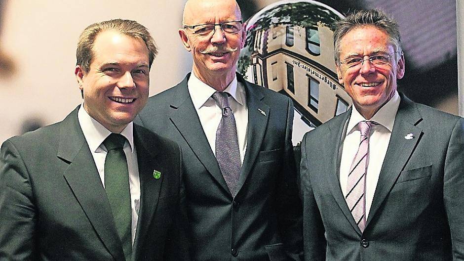  Dr. Martin Mertens, Bürgermeister der Gemeinde Rommerskirchen (links) mit Bürgermeister Harald Zillikens und Landrat Hans-Jürgen Petrauschke. 