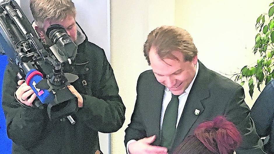 Ein Hauch von Weltpolitik: Gladys Elena Ayllón Oliva trug sich ins Goldene Buch der Gemeinde Rommerskirchen ein. Bürgermeister Martin Mertens strahlt im Hintergrund. 
