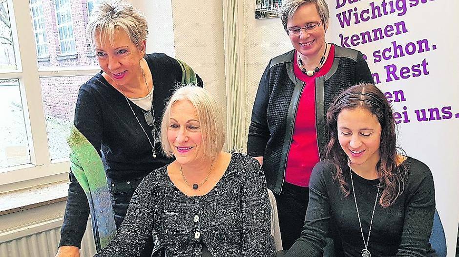  Auf dem Foto sieht man sitzend vorne links Monika Born-Möbius, vorne rechts Rebecca Ende und stehend dahinter links Claudia Bodewig sowie rechts Andrea Heinrich. 
