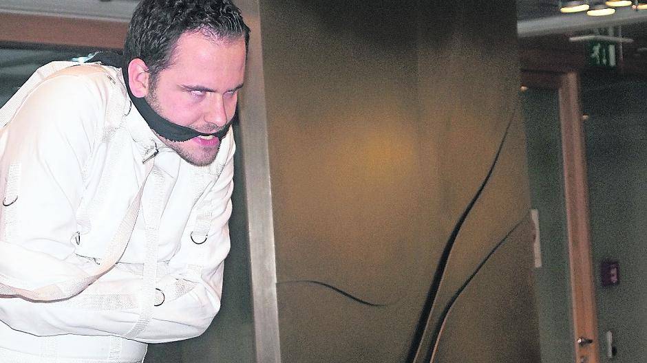  Werner Alderath gab den von der „bösartigen Facebookose“ befallenen Grevenbroicher in höchst eindrücklicher Weise. Ein wenig Blut musste fließen (oben), um ihn zu heilen ...  