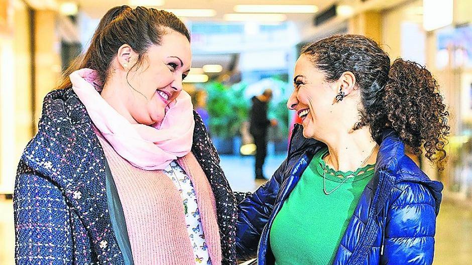  Shirin Soraya (rechts) und Sarah Victoria Schalow drehen für die Serie in der „Coens Galerie“. 