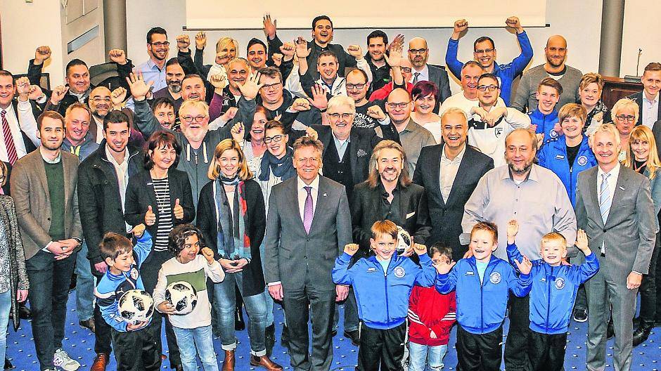  Jubelfoto mit allen Teilnehmer der Auslosung zur „Plus- X-Award-Bambini-WM 2018“. Sponsoren und Vereinsvertreter verfolgten einen spannenden Abend, an dessen Ende das fertige Spiel-Tableau stand. Das wird in der kommenden Woche im Erft-Kurier veröffentlicht. Fotos: Plus-X-Award  