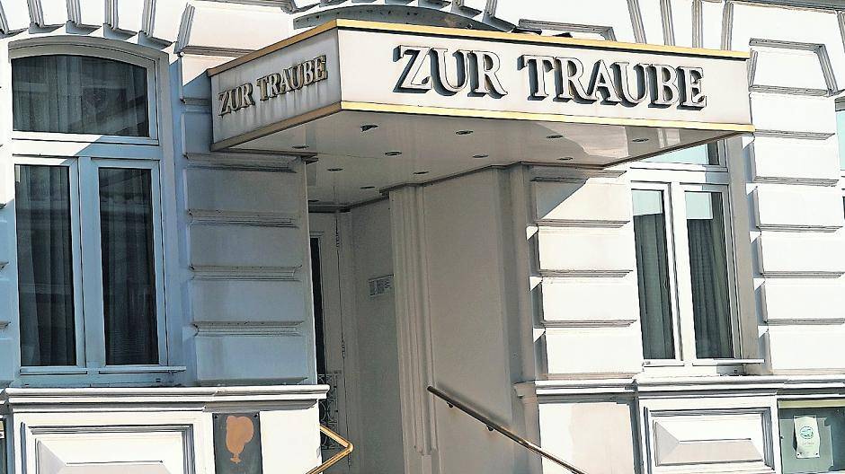  Kommt es bei der „Traube“ (endlich) zum Verkauf? Sternekoch Dieter L. Kaufmann präsentierte seiner Zeit dem Erft-Kurier voller Stolz das wertvolle Porzellan, das er eine ehelang mit seiner Gattin gesammelt hatte. 