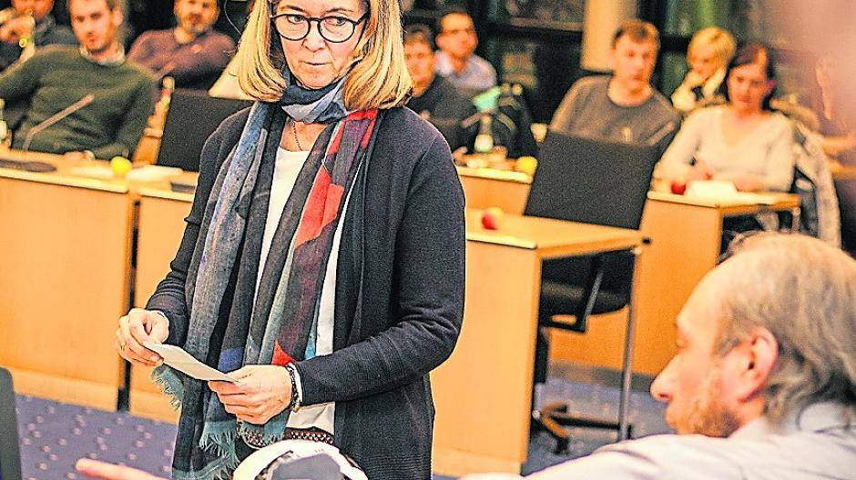  Ursula Wolf-Reisdorf (GWG) assistierte den beiden „Glücks-Kids“ bei der Auslosung.  