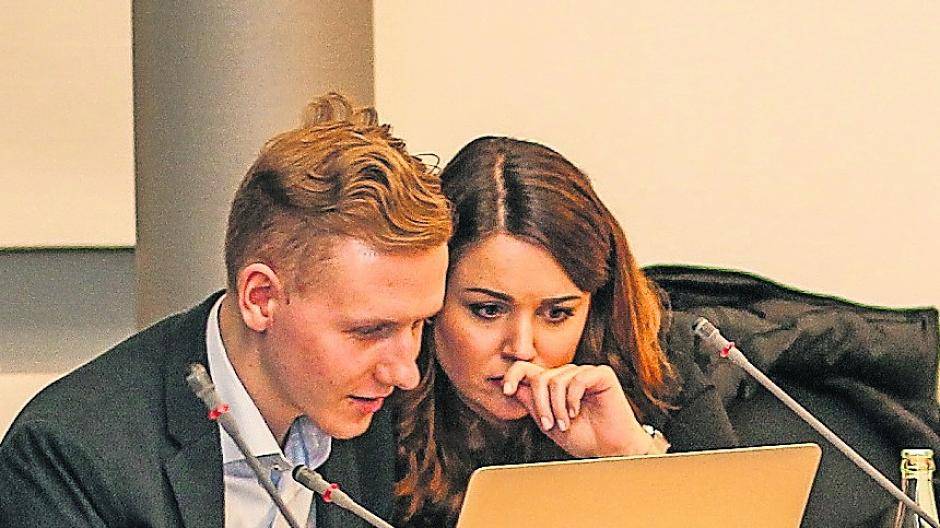  Markus Styczynski und Nina Hommers überprüfen das Tableau auf seine Korrektheit.  