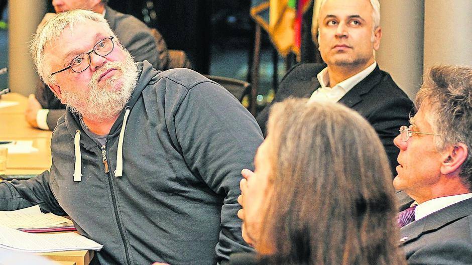  Chef-Ausrichter Heinrich Sterath verfolgt mit den Haupt- und Namenssponsoren gebannt den Verlauf der Auslosung. Kommen auch alle Vereine an der richtigen Position auf die Leinwand? Oben leisten Daniel Krebs und Markus Styczynski (beide „Plus X Award) die eigentliche und durchaus schwierige Arbeit im Hintergrund. Das komplette Tableau der „Plus-X-Award-Bambini-WM 2018“ wird in der kommenden Woche im Erft-Kurier veröffentlicht. Zum Ausschneiden und Aufheben bis zum 17. Juni, wenn das große Spektakel in Neuenhausen angepfiffen wird. 
