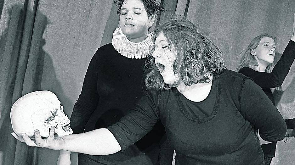  Das Bild mit dem Totenschädel: Seit Shakespeare ein bekanntes Theater-Bild. 