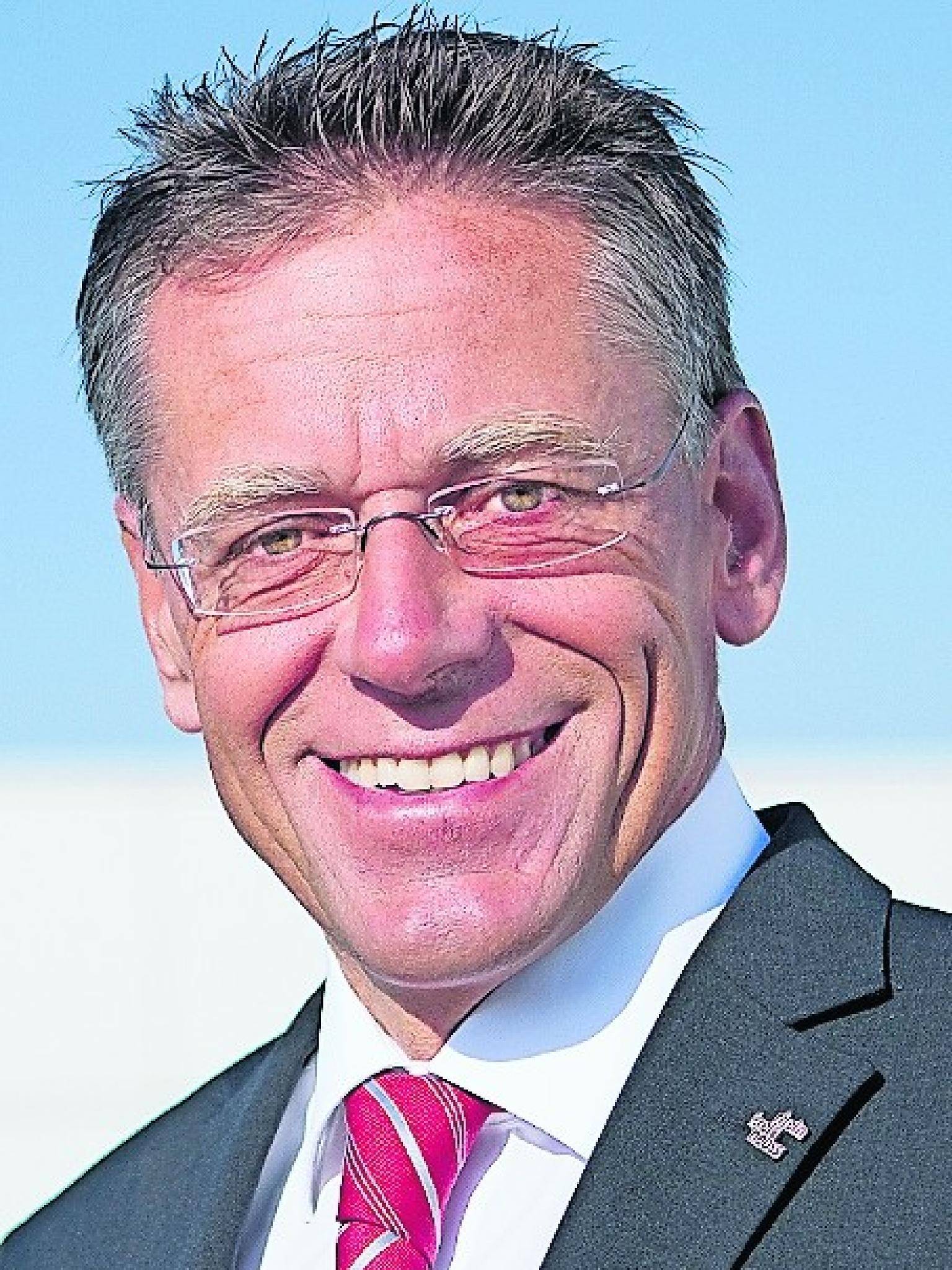  Was ist Ihre Ansicht darüber, dass Jüchen im nächsten Jahr Stadt wird?Petrauschke: „Ich freue mich, dass die Gemeinde Jüchen Stadt wird. Aber ich ärgere mich darüber, dass die Aufgabenwahrnehmung noch kleinteiliger, die Aufgaben noch mehr aufgeteilt werden. Das kostet mehr Personal und ist teuer. Nicht für den Kreis, aber für die Steuerzahler.“Welche Aufgabenbereiche wird Jüchen denn vom Kreis übernehmen?Petrauschke: „Jüchen möchte gerne die Untere Bauaufsicht übernehmen. Wir möchten, dass Jüchen die Aufgaben dann auch für Rommerskirchen übernimmt, damit das Ganze nicht noch mehr zerbröselt. Der Kreis würde dann anteilig die Kosten erstatten. Für die Verkehrslenkung braucht Jüchen keine ganze Stelle, dann wird der zuständige Mitarbeiter eben auch stundenweise in Jüchen im Büro sein.Sie scheinen nicht sonderlich begeistert über die Entscheidung zu sein?Petrauschke: „Bin ich über die finanziellen Folgen auch nicht. Die Gemeinde, die ihren Haushalt nicht ausgeglichen bekommt, übernimmt jetzt zusätzliche Kosten. Aber das wurde auch vom Gesetztgeber erlaubt. Das ist jetzt so.“Gibt es Projekte, die jetzt besser vielleicht endlich verwirklicht werden können?Petrauschke: „Nein da ändert sich meines Erachtens nichts. Ich versuche weiterhin, die interkommunale Arbeit im Rhein-Kreis nach vorne zu bringen.“ 