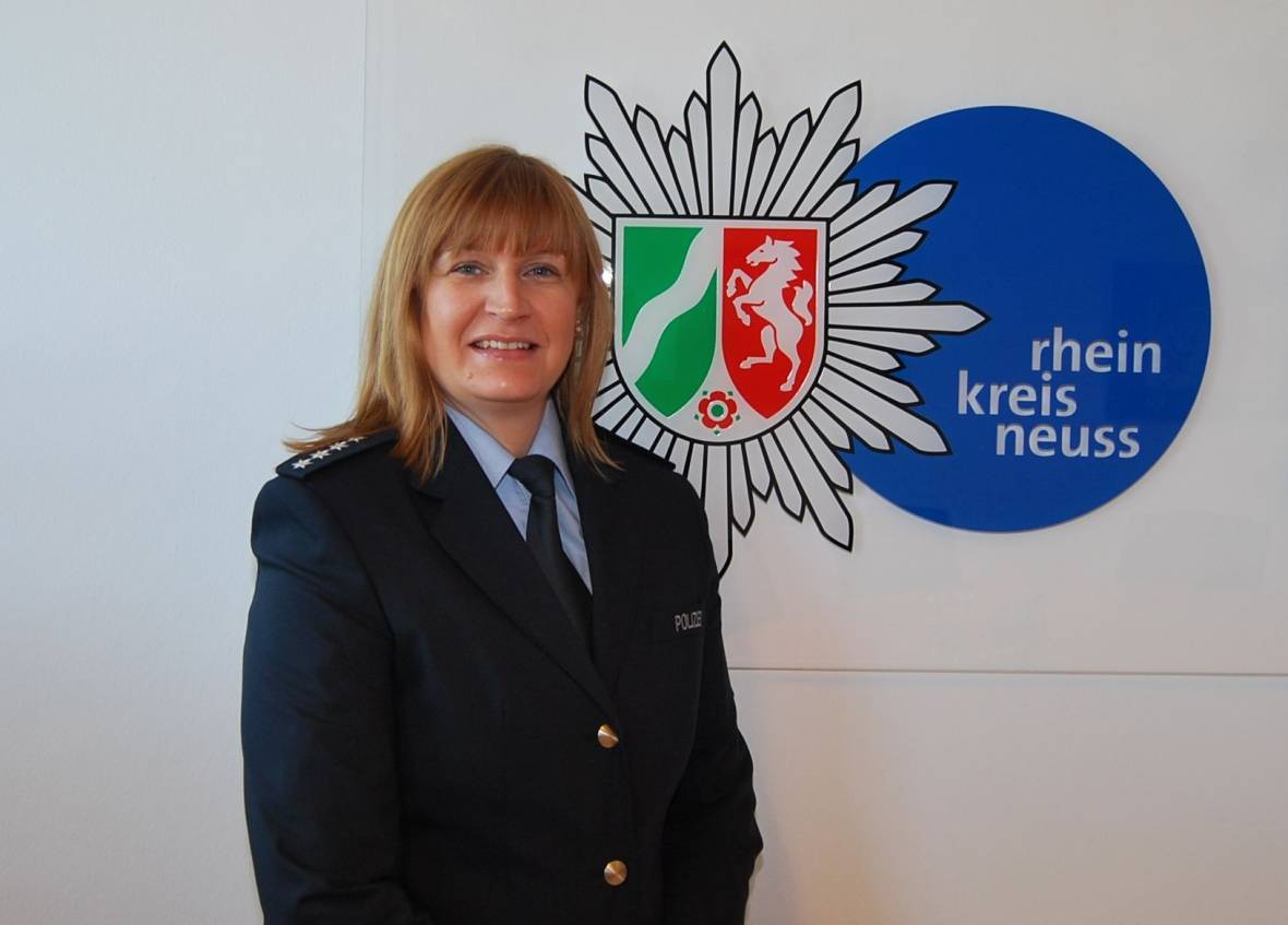  Was ändert sich für die Polizei, wenn Jüchen Stadt wird? Werden mehr Kollegen in Jüchen aktiv sein oder die Wache anders besetzt sein? Diane Drawe, Presssprecherin: „Die Polizei wird die bisherige Arbeit in Jüchen fortsetzen und weiterhin präsent sein. Nach aktuellem Stand ergeben sich aus keine Änderungen.“  
