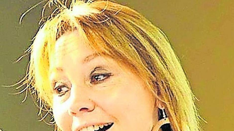  Virgina Lisken organisiert und eröffnet das Konzert.  