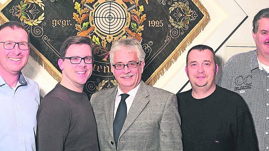  Nach einer der zahlreichen Besprechungen zur Planung der Jubiläumsveranstaltungen im Schützenhaus von links nach rechts: Stefan Janz (Brudermeister), Christoph Heyer (Geschäftsführer), Axel J. Prümm (Schirmherr), Torsten Flöck (Vize-Brudermeister) sowei Stephan Pesch (Kassierer).  